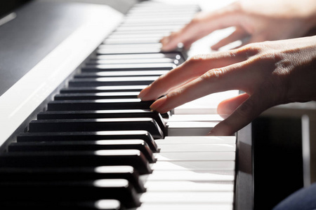 人彈鋼琴。特寫